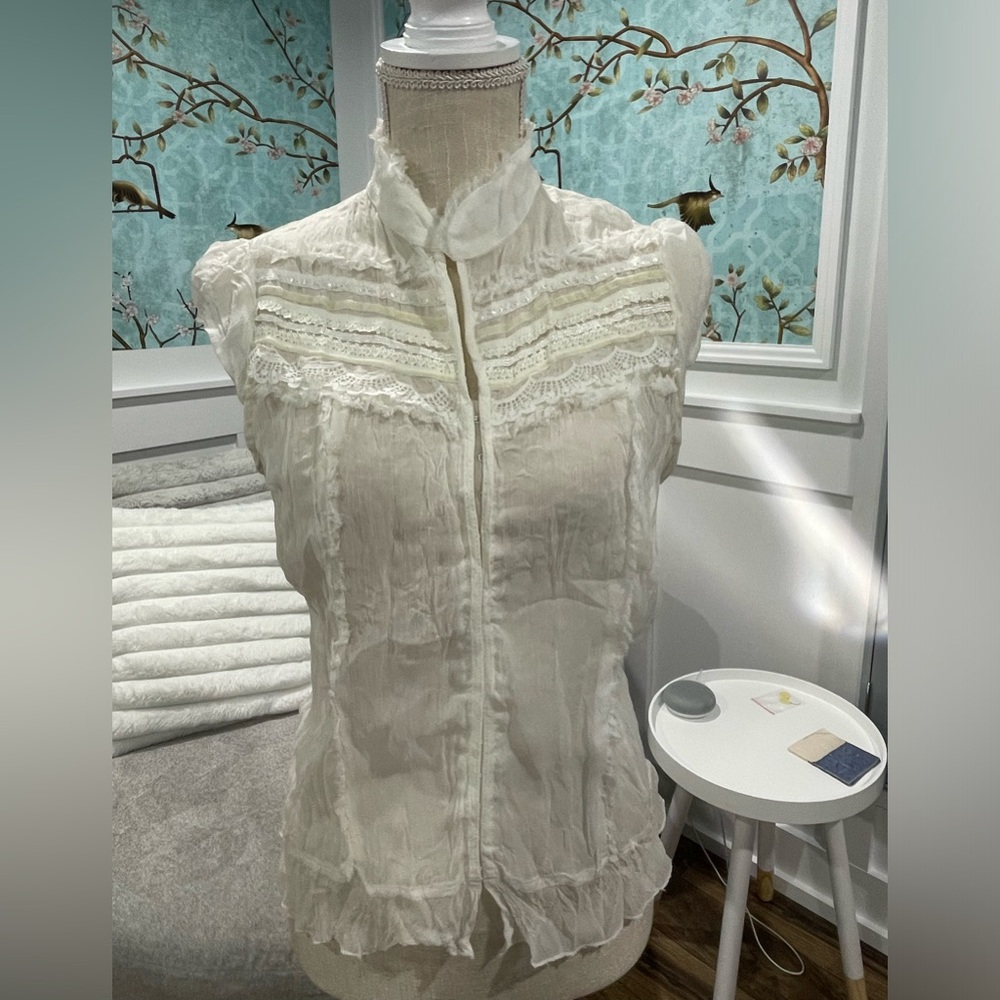 Guess blouse size medium (is more like a small)